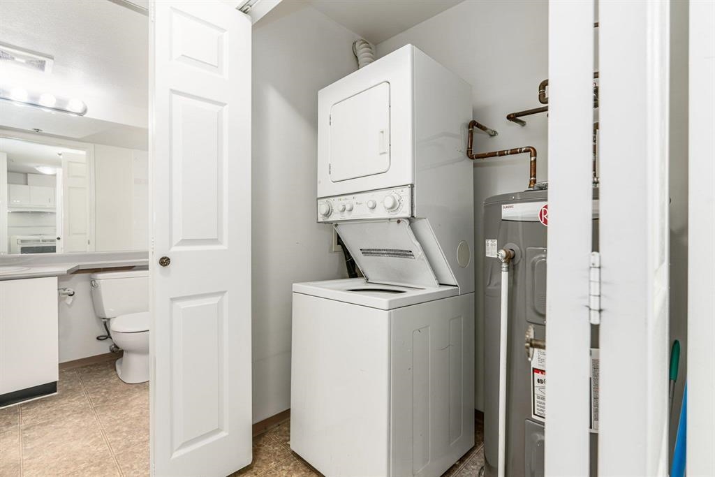 Living Room Photo of 101 723 Twelfth Street, New Westminster, BC