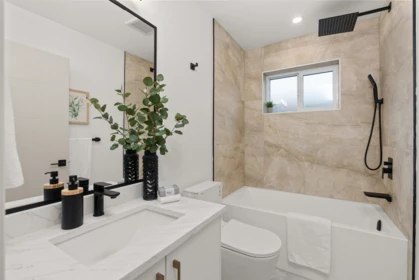 Guest Bathroom Photo of 1 1822 E 14th Avenue, Vancouver, BC