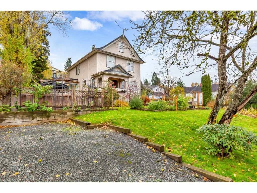 Living Room Photo of 32945 3 Avenue, Mission, BC