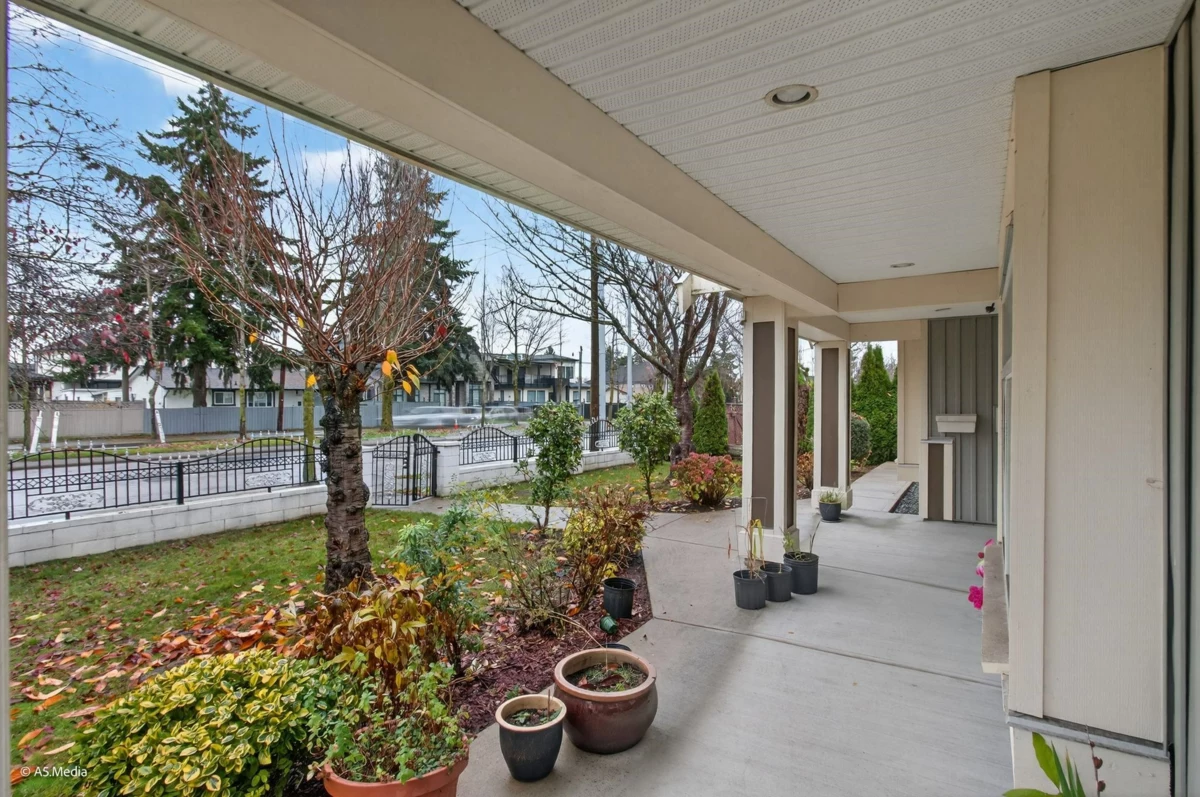 Living Room Photo of 13048 72 Avenue, Surrey, BC