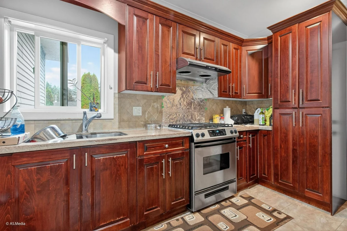 Walk-In Closet Photo of 13048 72 Avenue, Surrey, BC