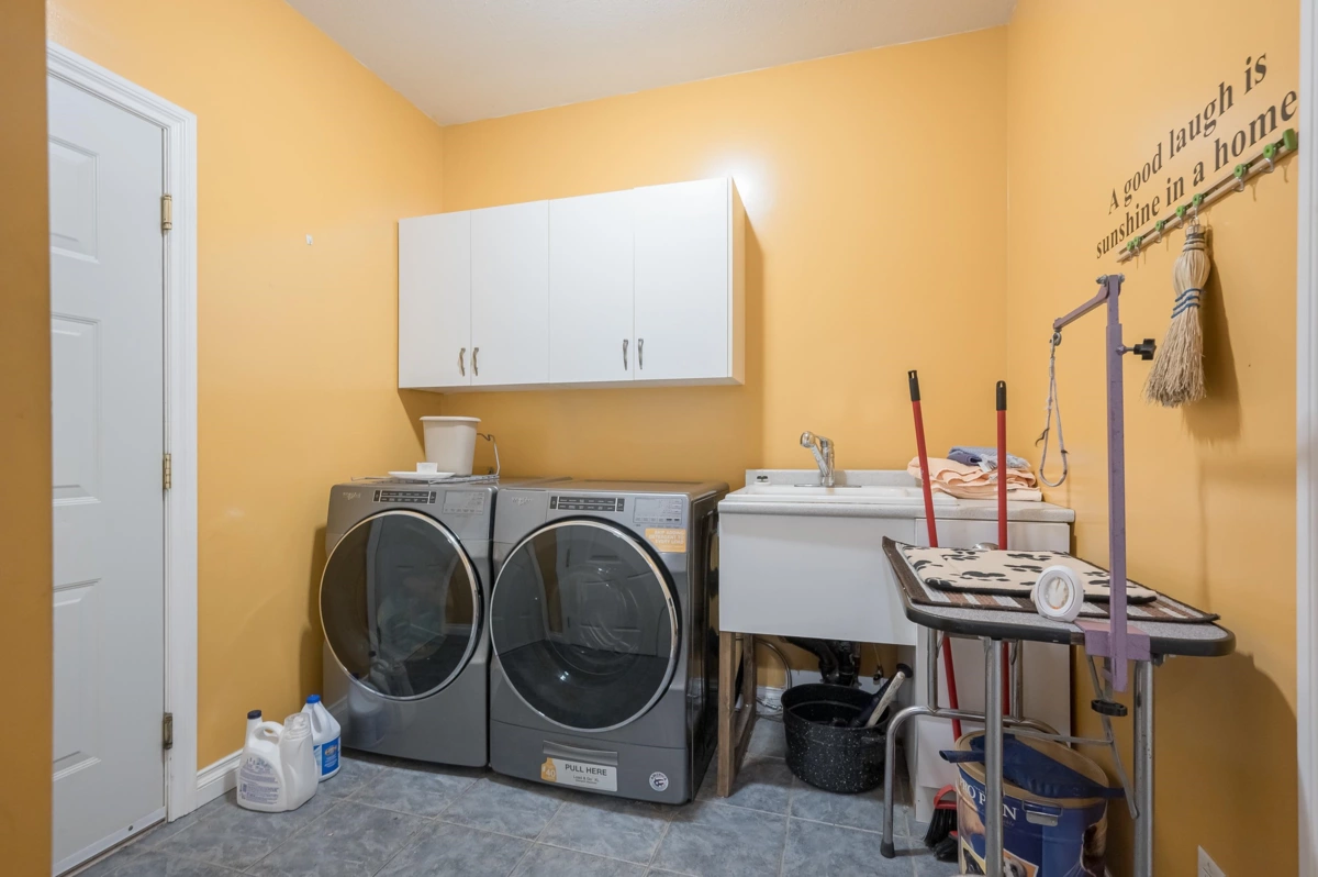 Garage Interior Photo of 32993 Hawthorne Avenue, Mission, BC