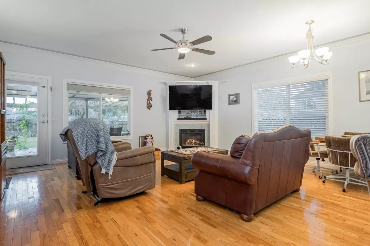 Kitchen Island Photo of 32993 Hawthorne Avenue, Mission, BC