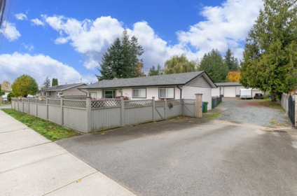 Kitchen Island Photo of 2561 Ross Road, Abbotsford, BC