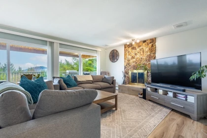 Breakfast Nook Photo of 12873 Dogwood Drive, Madeira Park, BC