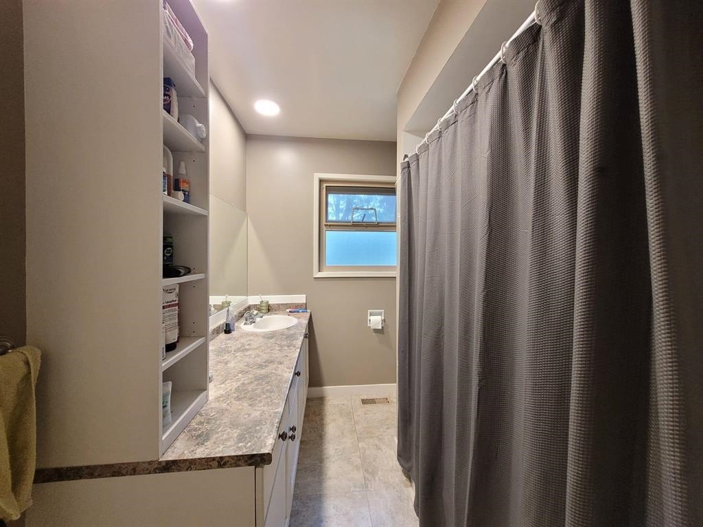 Powder Room Photo of 4984 10a Avenue, Delta, BC