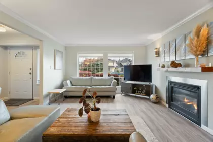 Kitchen Island Photo of 32345 Clinton Avenue, Abbotsford, BC