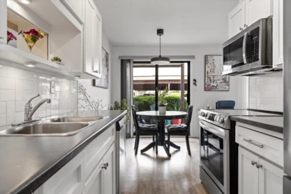 Kitchen Island Photo of 61 7455 Huron Street, Chilliwack, BC
