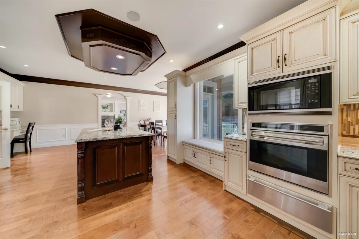 Walk-In Closet Photo of 3355 164a Street, Surrey, BC