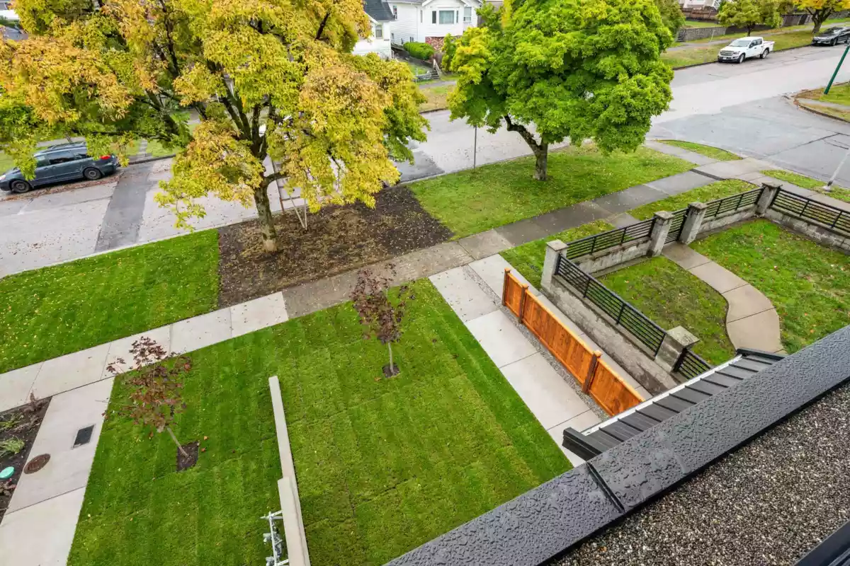 Entry Foyer Photo of 4 3065 Charles Street, Vancouver, BC
