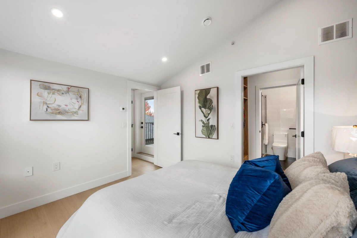 Powder Room Photo of 4 3065 Charles Street, Vancouver, BC