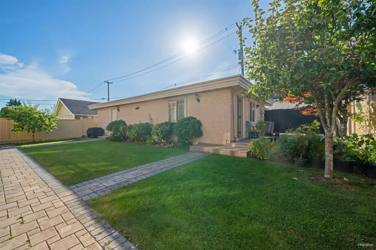 Front Yard Photo of 6633 Neal Street, Vancouver, BC