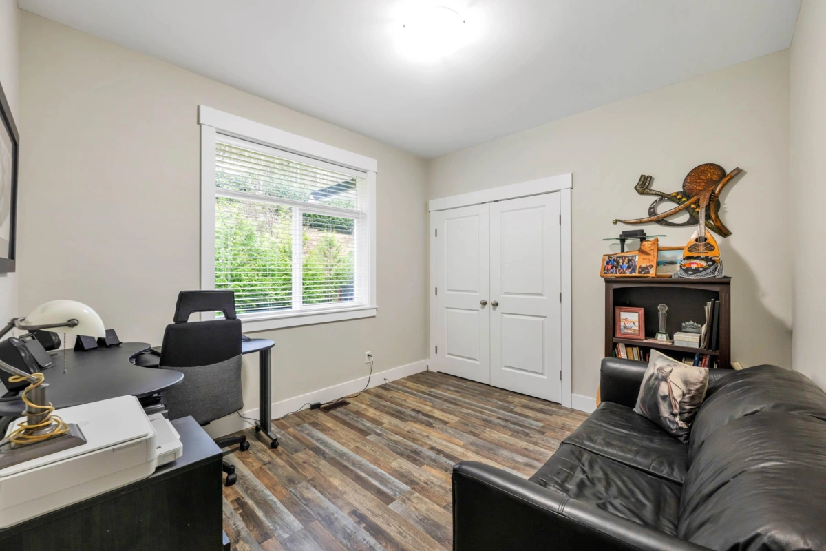 Guest Bathroom Photo of 31221 Silverhill Avenue, Mission, BC