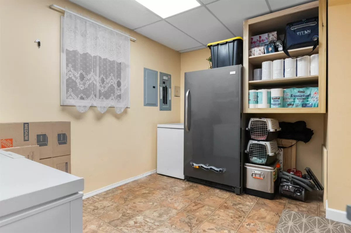 Entry Foyer Photo of 120 Robertson Crescent, Hope, BC