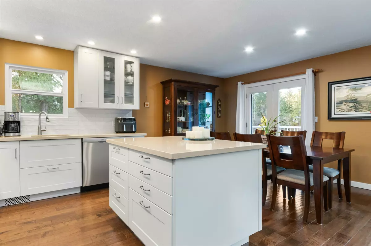 Kitchen Island Photo of 120 Robertson Crescent, Hope, BC
