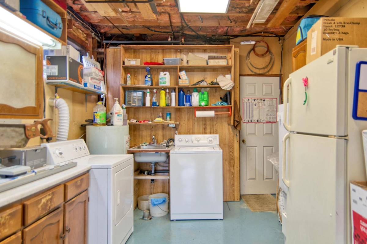 Entry Foyer Photo of 4618 Gerrans Bay Road, Madeira Park, BC