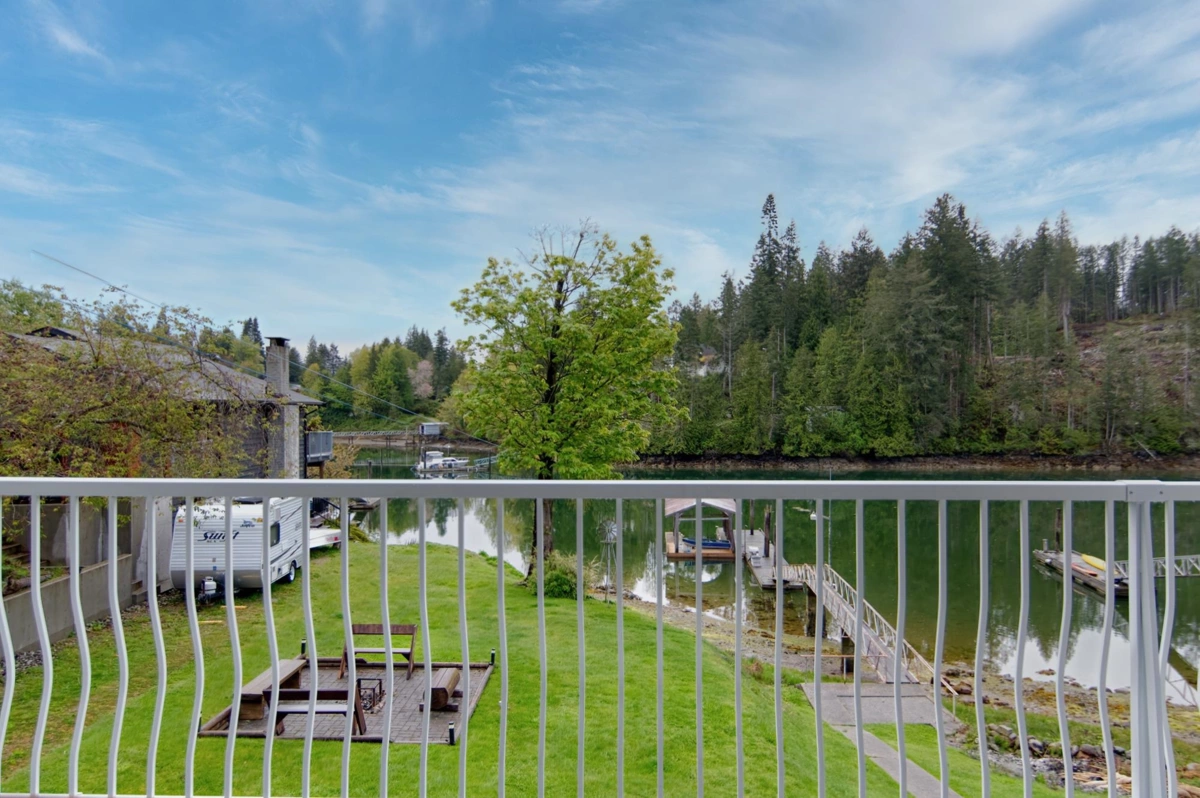 Hot Tub / Spa Photo of 4618 Gerrans Bay Road, Madeira Park, BC