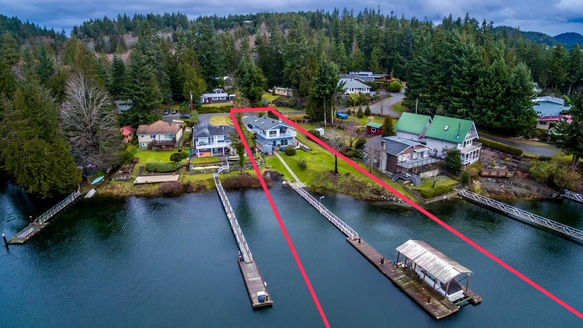 Living Room Photo of 4618 Gerrans Bay Road, Madeira Park, BC