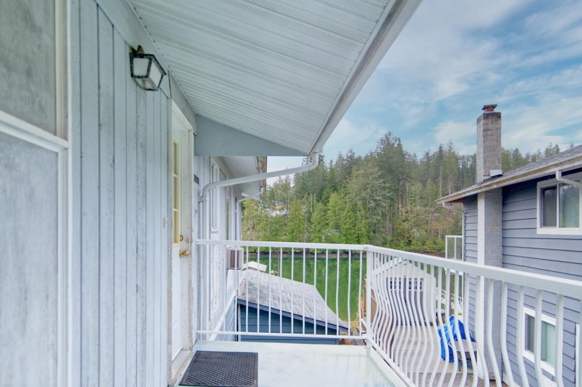 Walk-In Closet Photo of 4618 Gerrans Bay Road, Madeira Park, BC