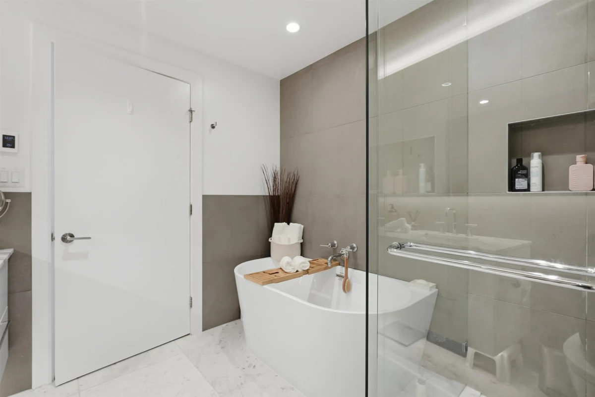 Entry Foyer Photo of 1403 1501 Foster Street, White Rock, BC