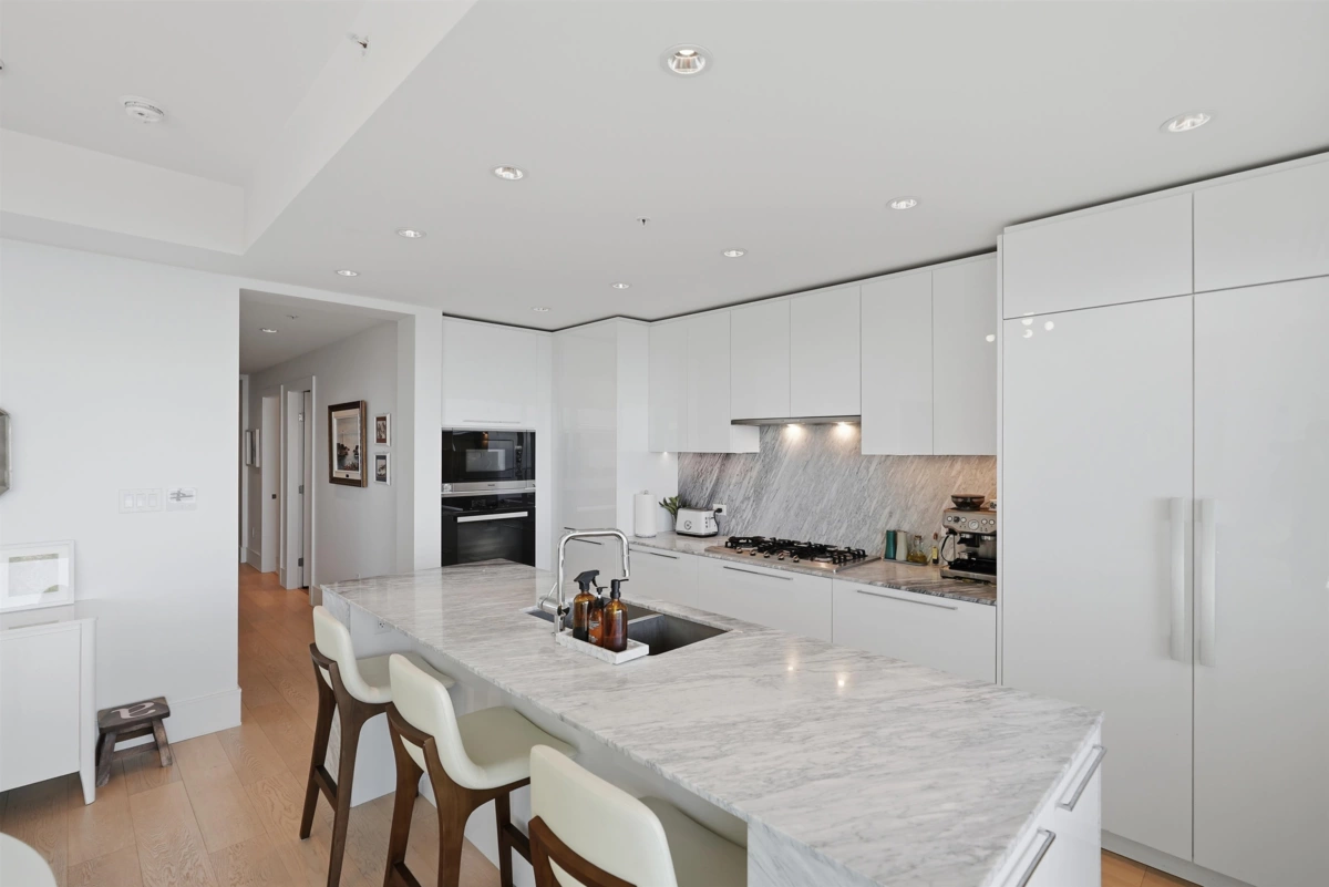 Kitchen Island Photo of 1403 1501 Foster Street, White Rock, BC