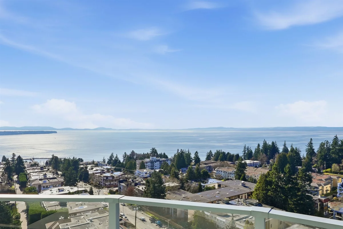 Living Room Photo of 1403 1501 Foster Street, White Rock, BC
