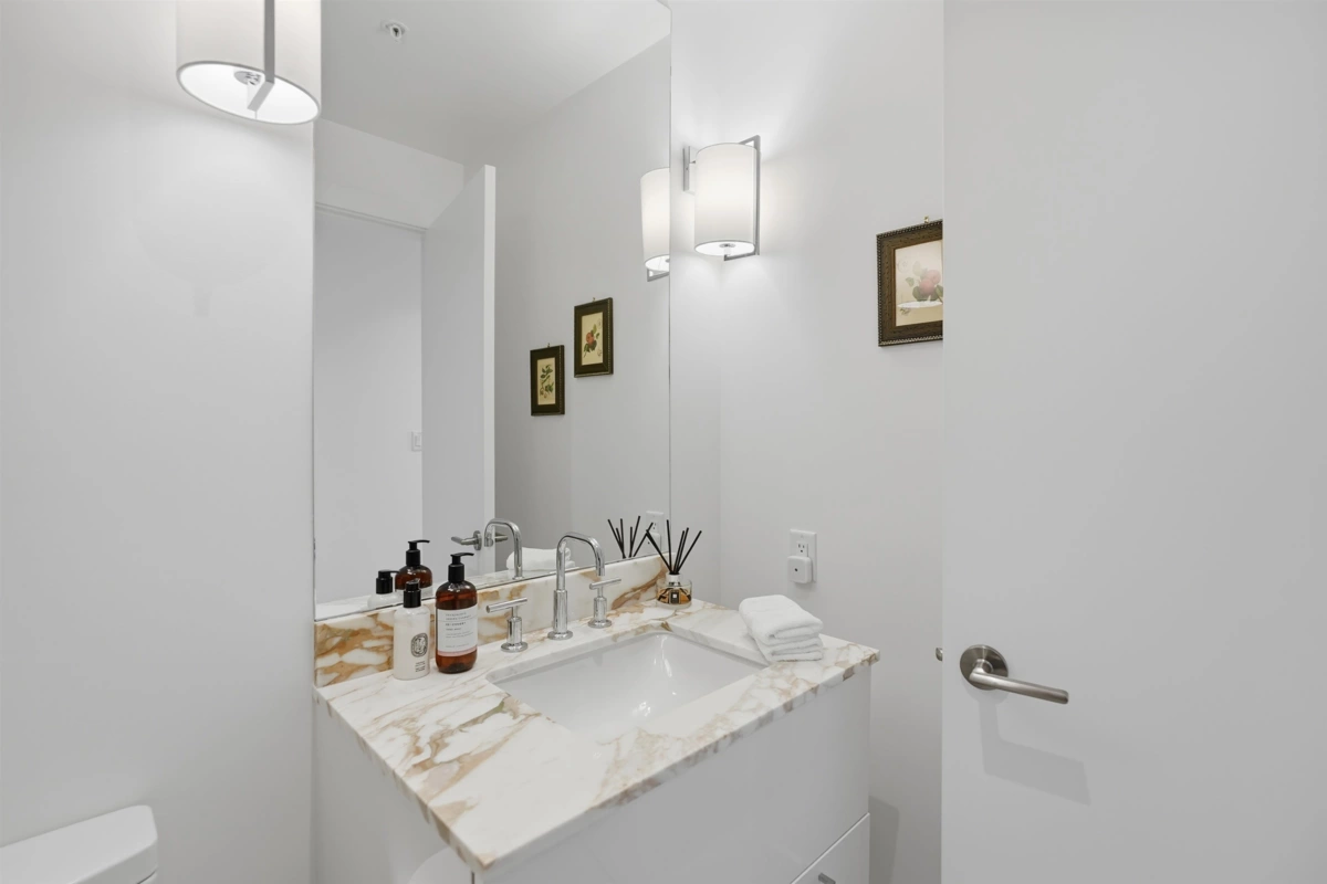 Powder Room Photo of 1403 1501 Foster Street, White Rock, BC