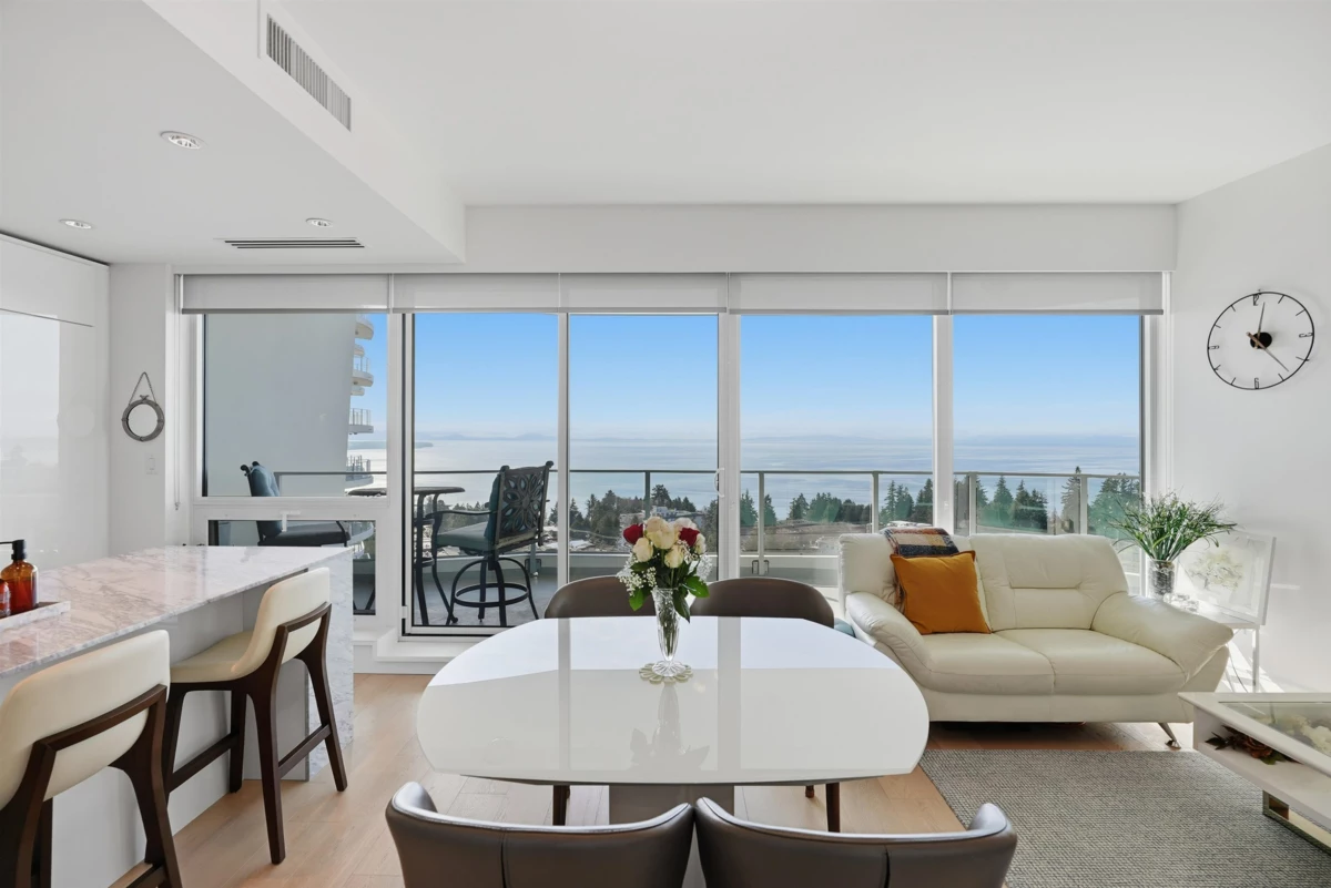Walk-In Closet Photo of 1403 1501 Foster Street, White Rock, BC
