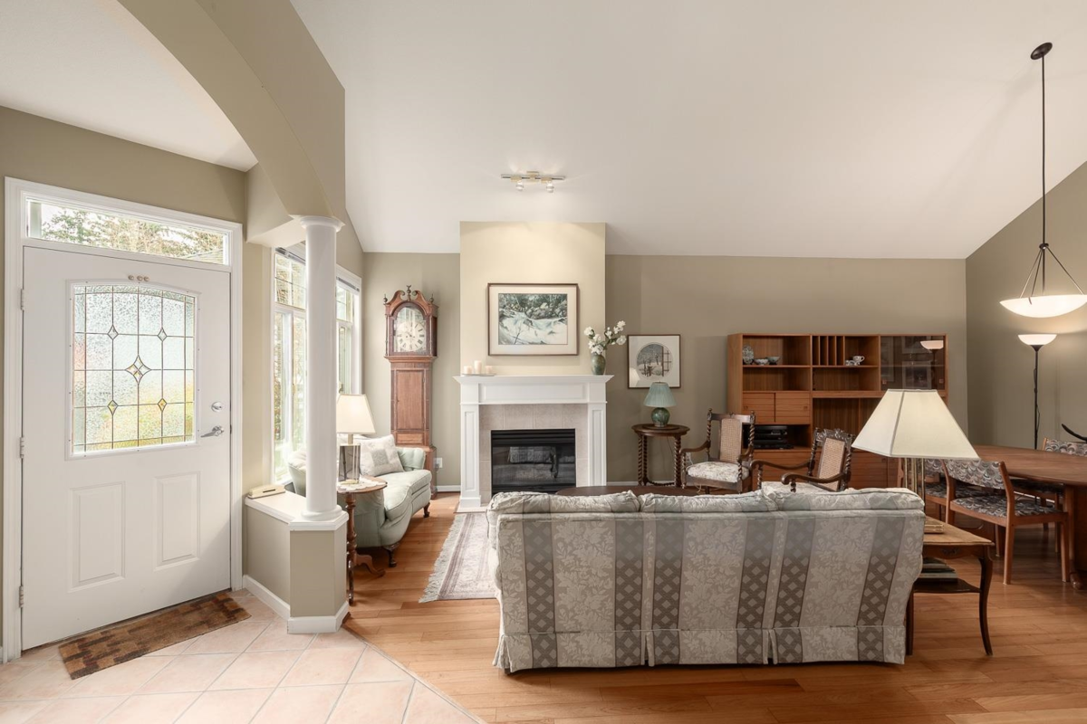 Kitchen Photo of 74 14909 32 Avenue, Surrey, BC