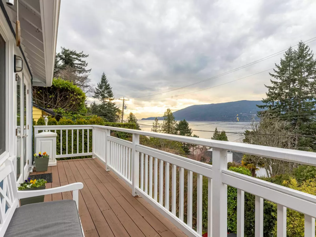 Breakfast Nook Photo of 6252 Wellington Avenue, West Vancouver, BC
