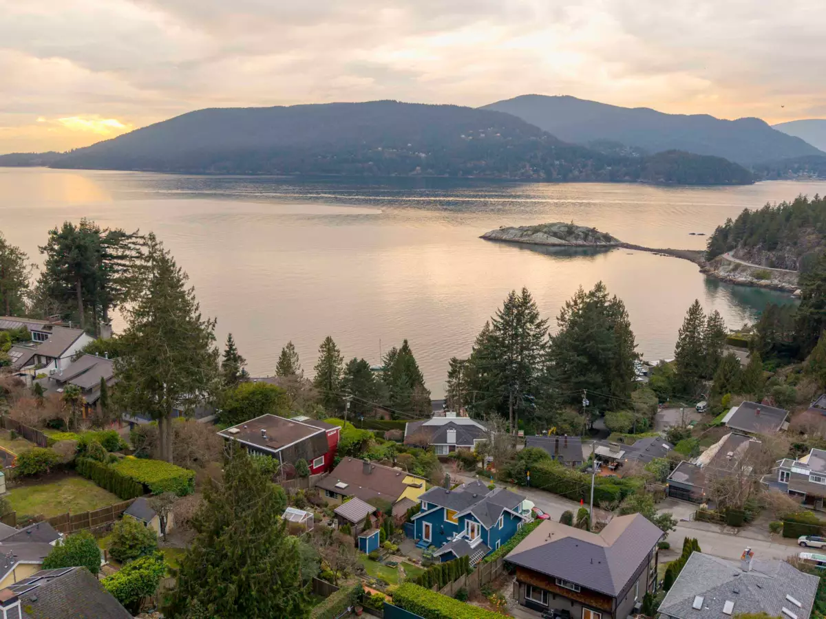 Fitness Center Photo Near 6252 Wellington Avenue, West Vancouver, BC