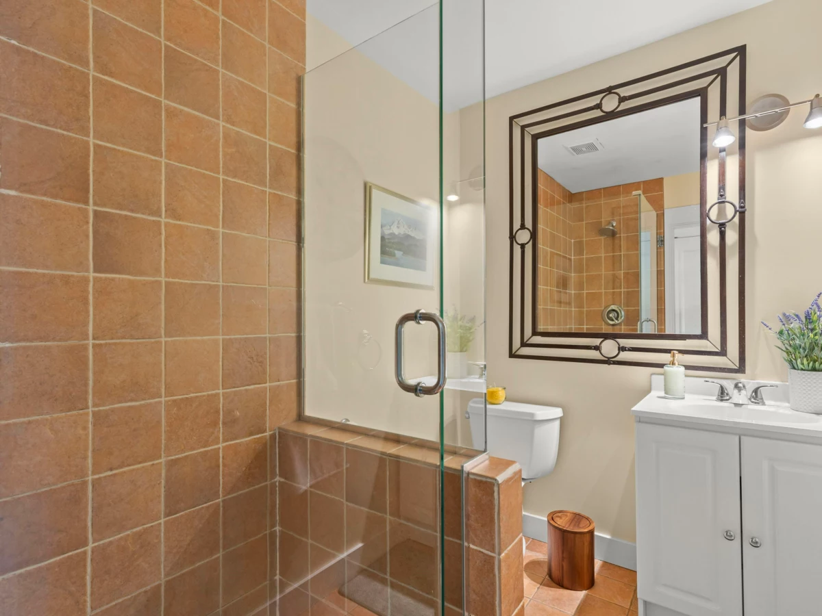 Hallway Photo of 6252 Wellington Avenue, West Vancouver, BC