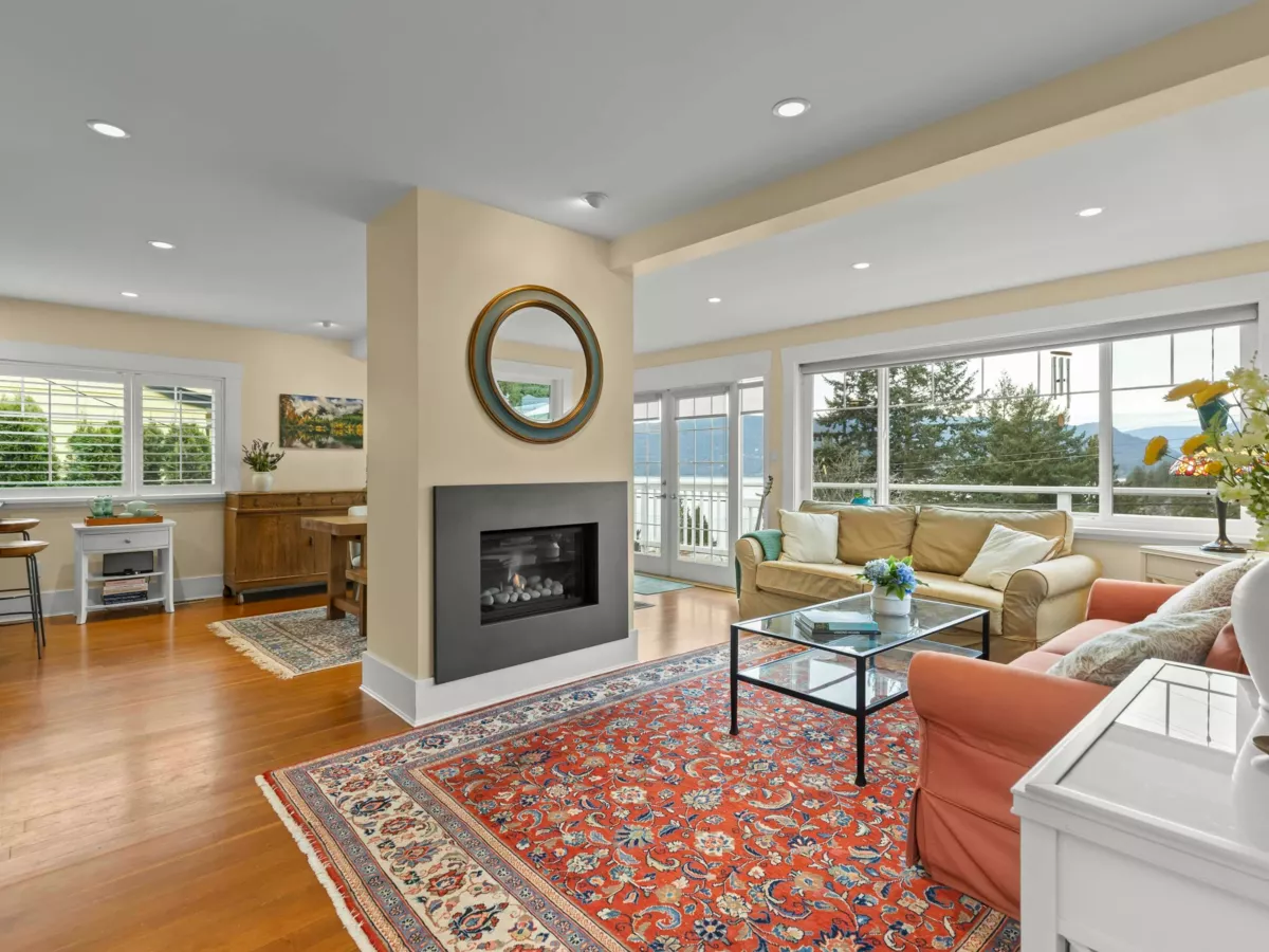 Living Room Photo of 6252 Wellington Avenue, West Vancouver, BC