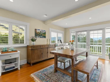 Kitchen Island Photo of 6252 Wellington Avenue, West Vancouver, BC