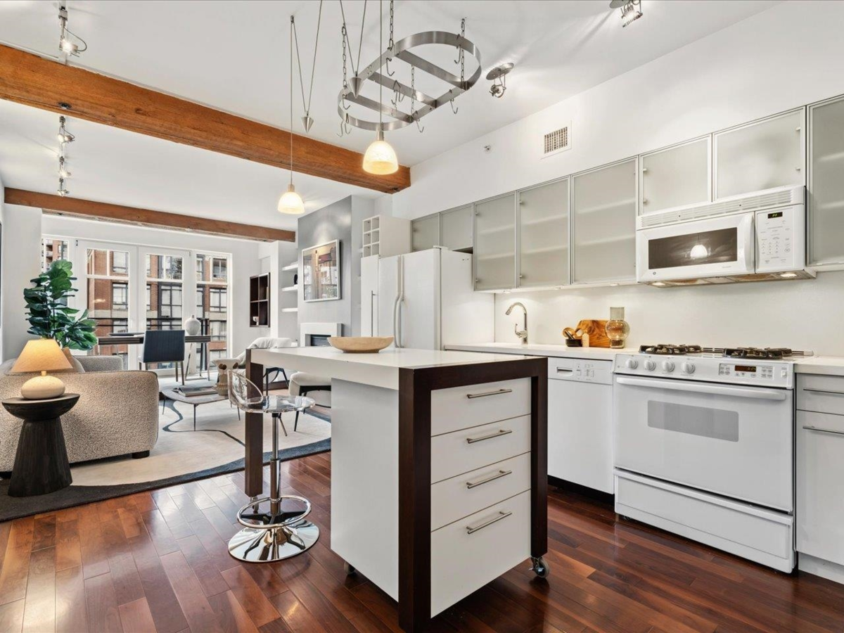 Primary Bathroom Photo of 301 1275 Hamilton Street, Vancouver, BC