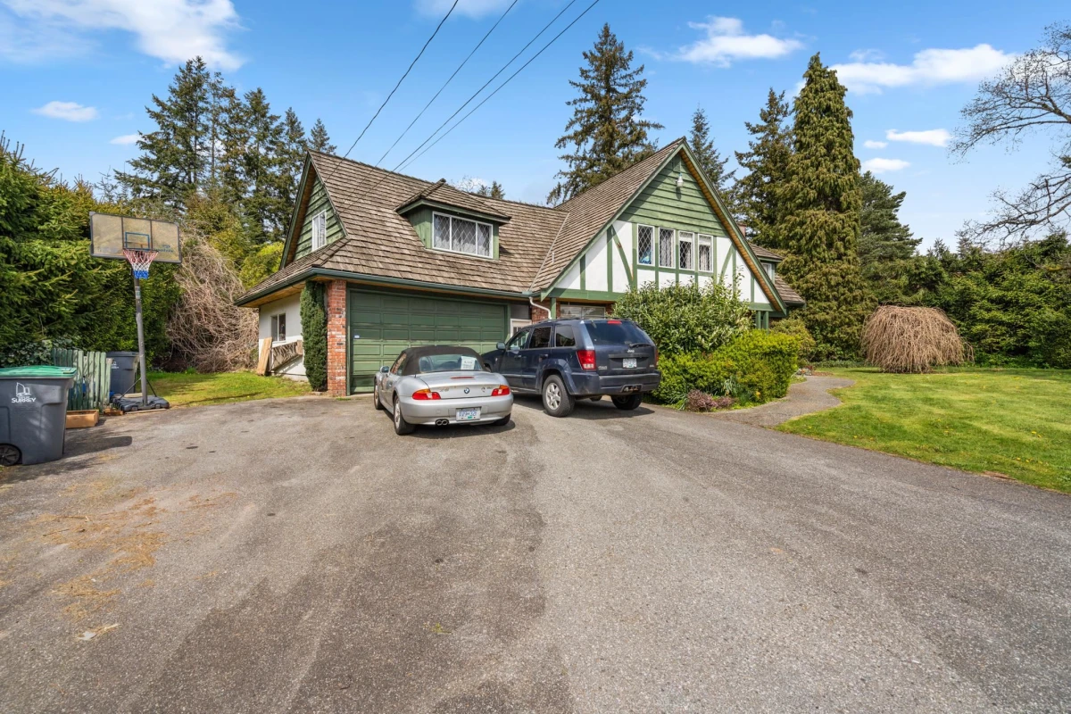 Living Room Photo of 14633 56 Avenue, Surrey, BC