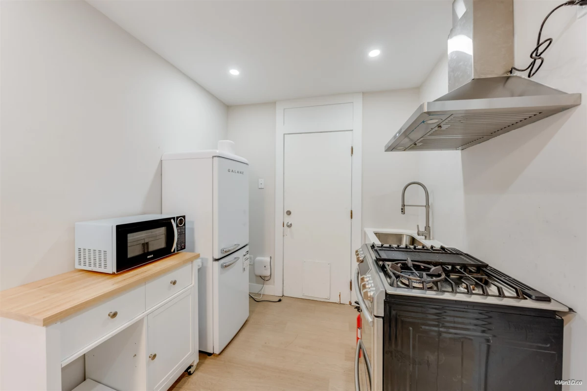 Primary Bathroom Photo of 5571 Claude Avenue, Burnaby, BC