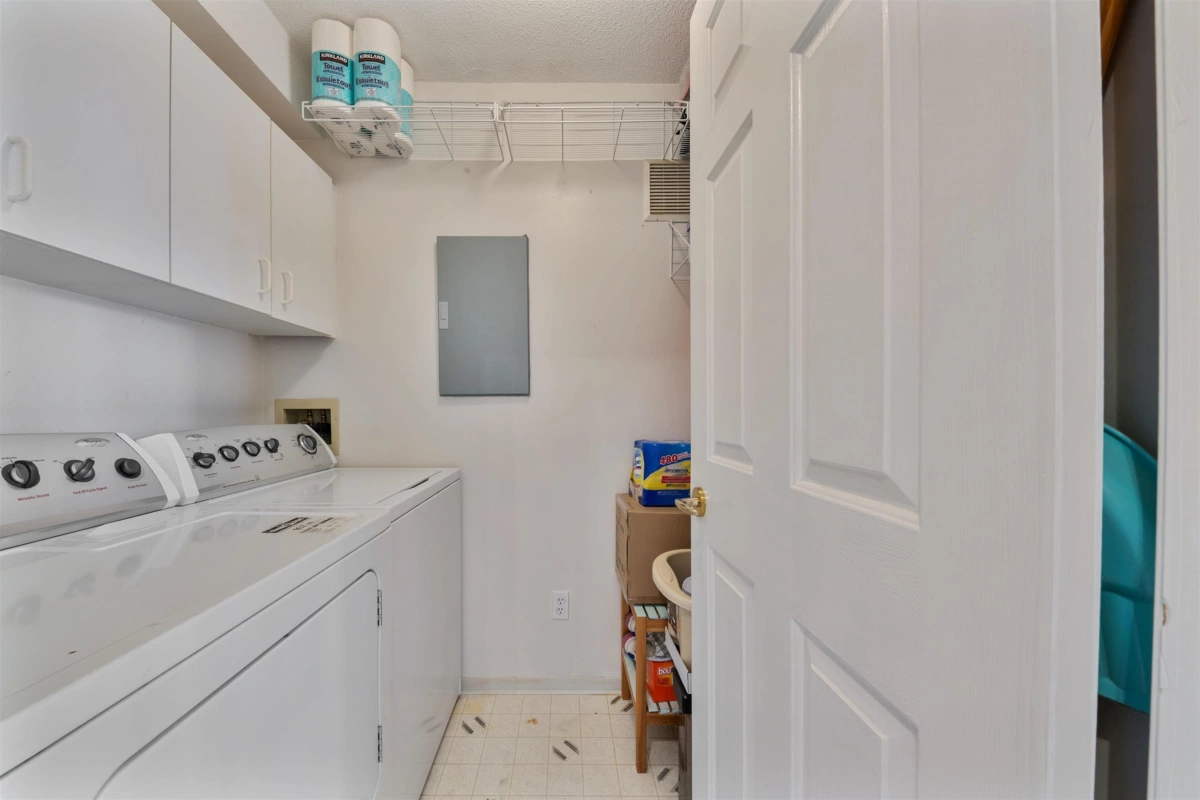 Kitchen Island Photo of 1605 15030 101 Avenue, Surrey, BC