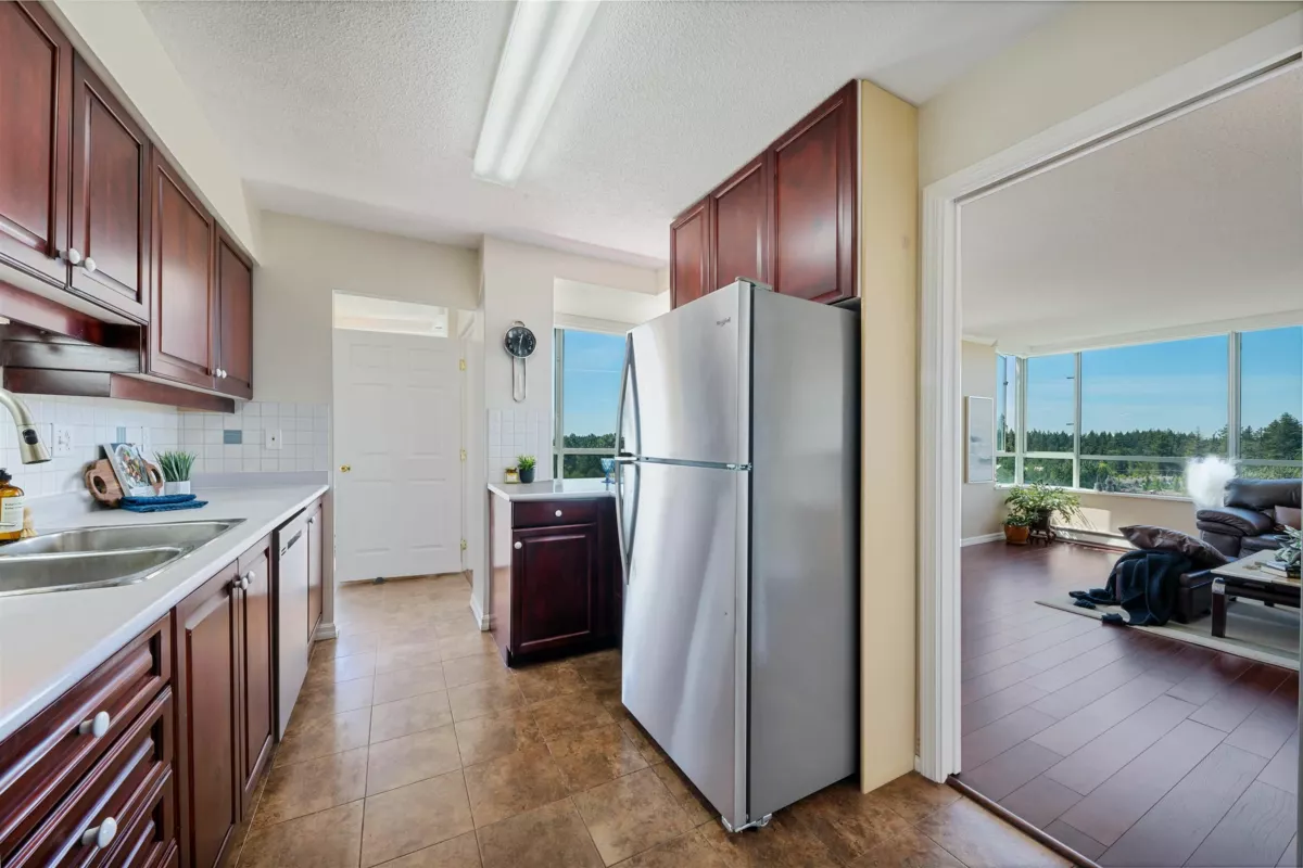Kitchen Photo of 1605 15030 101 Avenue, Surrey, BC