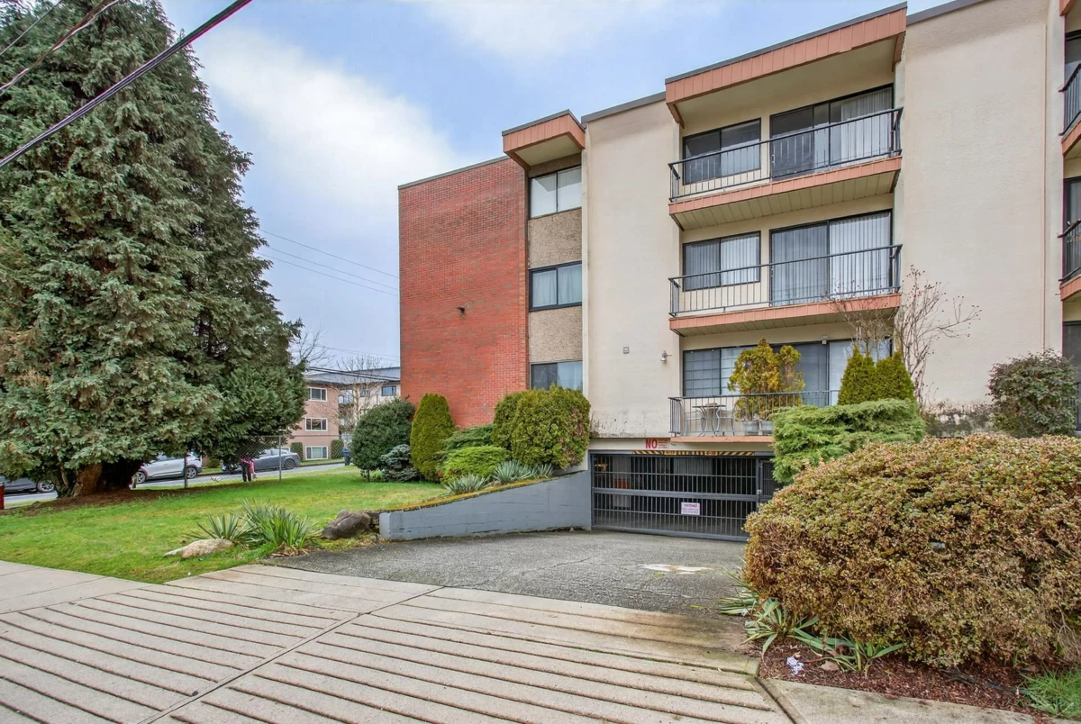 Backyard Photo of 208 505 Ninth Street, New Westminster, BC