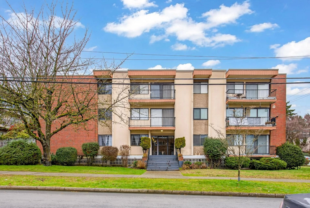 Exterior Front Photo of 208 505 Ninth Street, New Westminster, BC