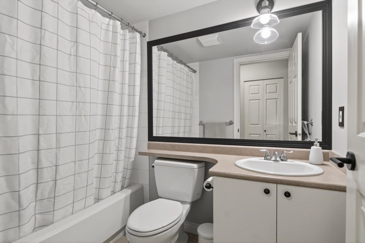 Hallway Photo of 1007 10 Laguna Court, New Westminster, BC