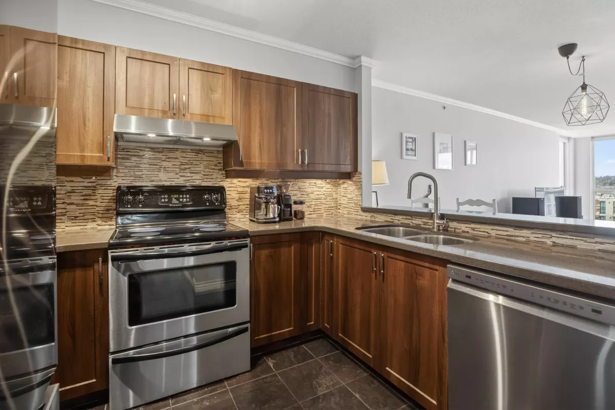 Walk-In Closet Photo of 1007 10 Laguna Court, New Westminster, BC