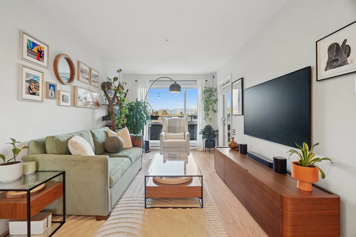 Kitchen Island Photo of 206 233 Kingsway, Vancouver, BC