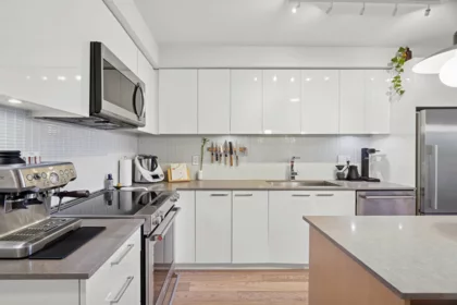206 233 Kingsway, Vancouver, BC