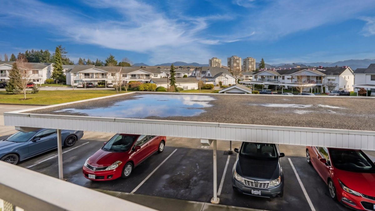 Swimming Pool Photo of 98 32691 Garibaldi Drive, Abbotsford, BC