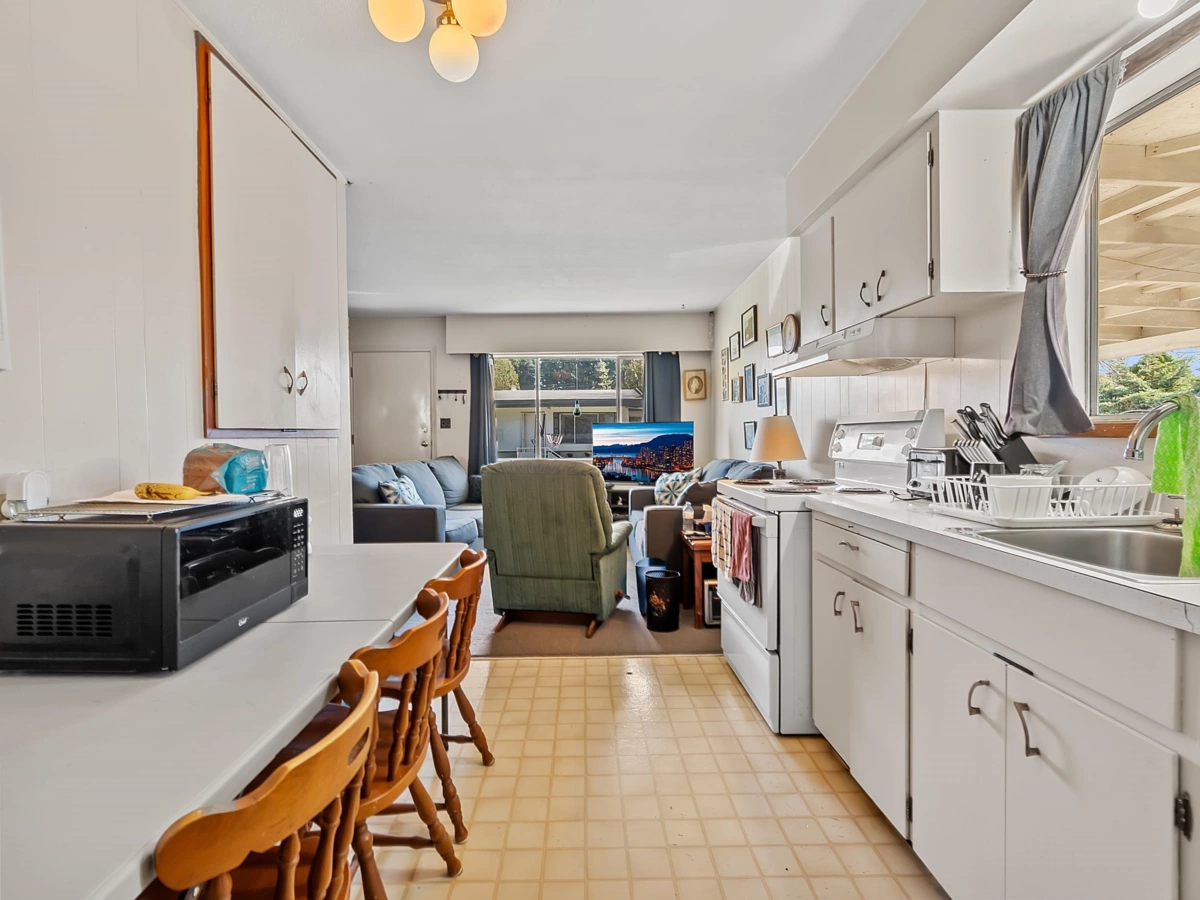 Garage Interior Photo of 33460 Hawthorne Avenue, Abbotsford, BC