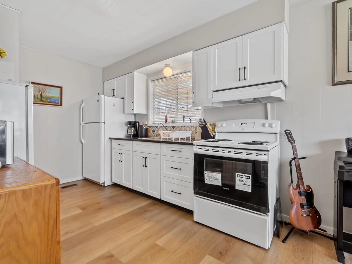 Guest Bathroom Photo of 33460 Hawthorne Avenue, Abbotsford, BC