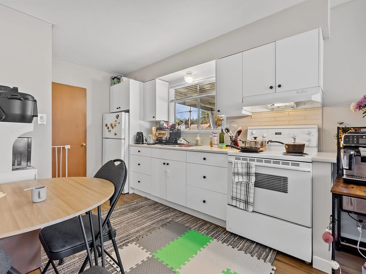 Neighborhood Park Photo Near 33460 Hawthorne Avenue, Abbotsford, BC