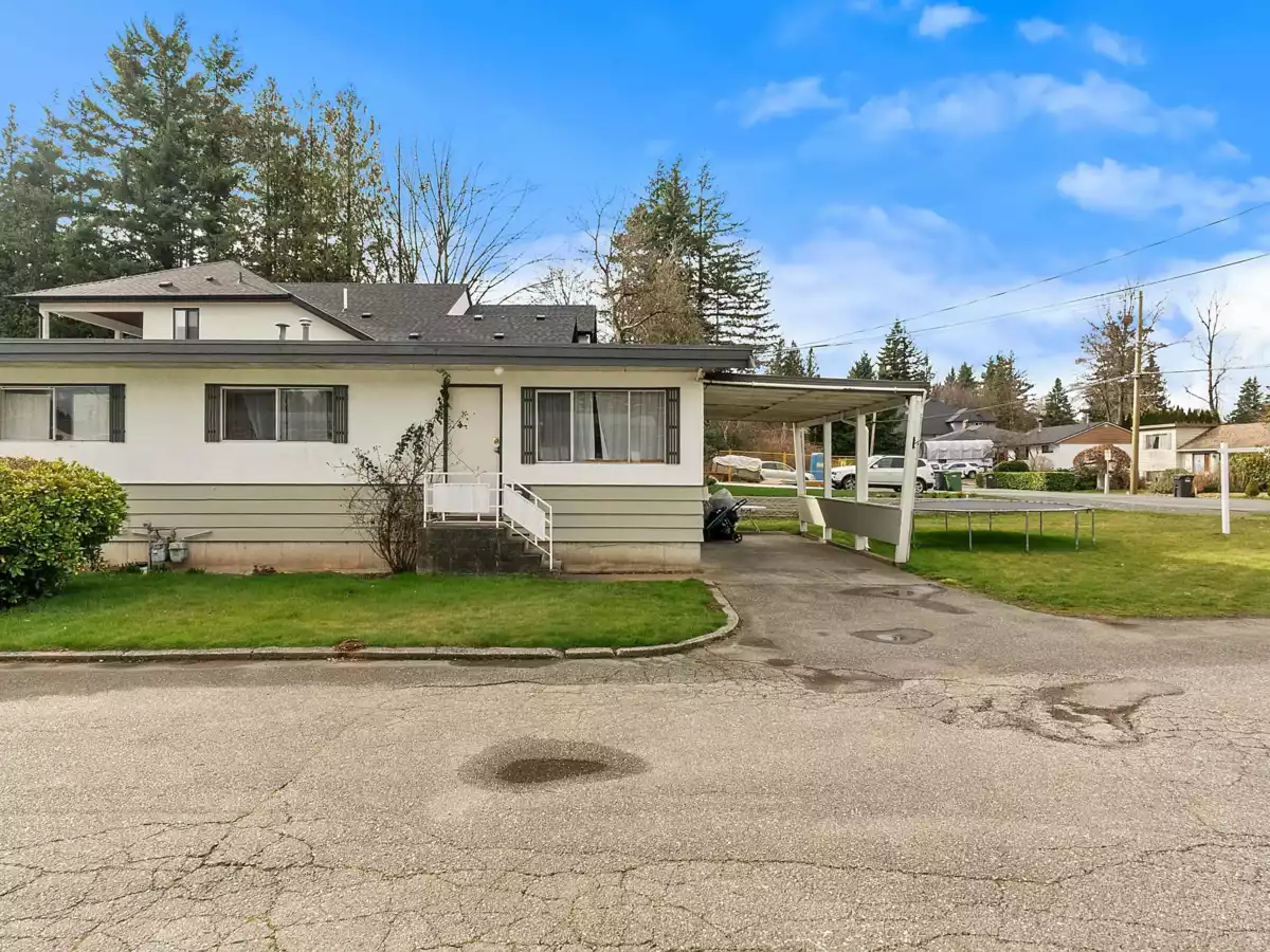 Swimming Pool Photo of 33460 Hawthorne Avenue, Abbotsford, BC